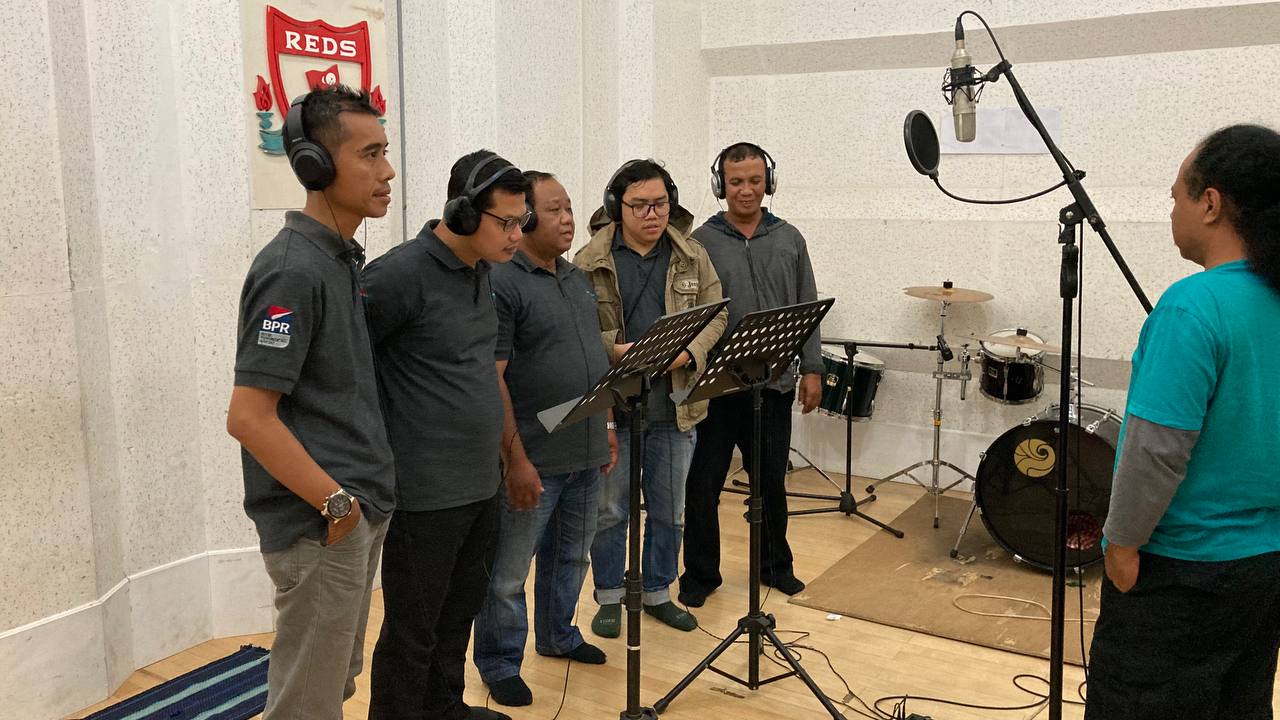 PROSES REKAMAN LAGU MELAYANI DAN MENGASIHI - BPR Alto Makmur